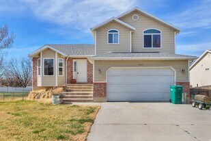 5789 S 3500 W in Roy, UT - Building Photo