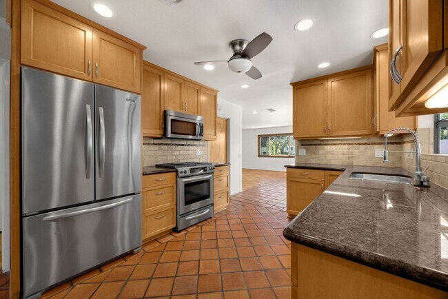 1743 Evergreen Ave in Fullerton, CA - Foto de edificio - Building Photo