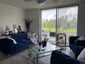1740 NW N River Dr, Unit 324 in Miami, FL - Foto de edificio - Building Photo
