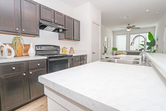 Museum Reach Lofts in San Antonio, TX - Foto de edificio - Building Photo