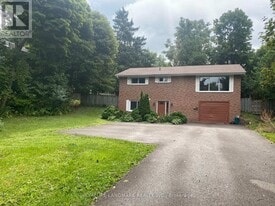 1052 Elgin St in Newmarket, ON - Building Photo