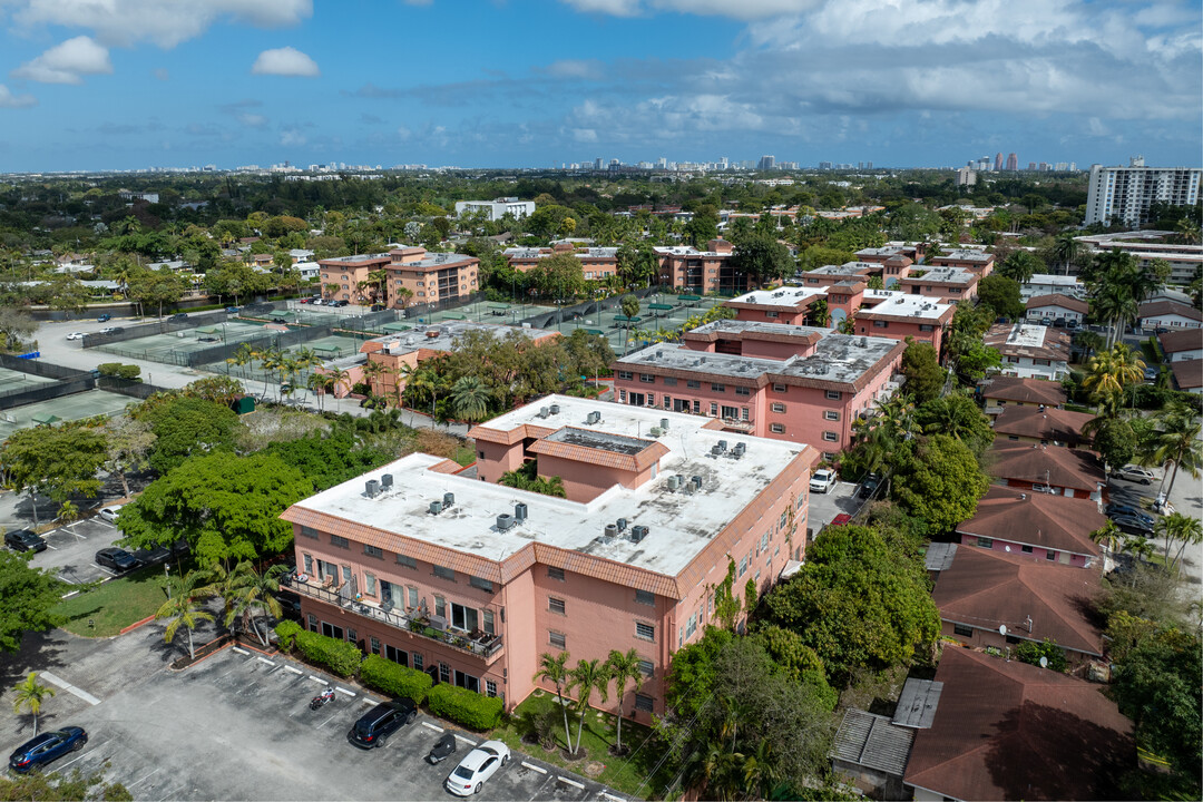 The Tennis Club in Fort Lauderdale, FL - Building Photo