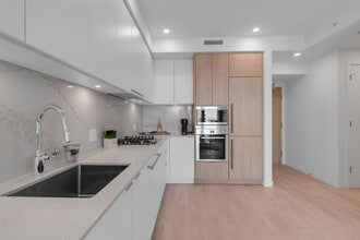 537 Cottonwood Av in Coquitlam, BC - Building Photo - Building Photo