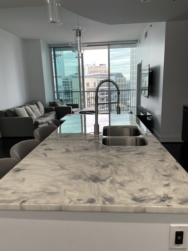 1080 Peachtree St NE, Unit 2215 in Atlanta, GA - Foto de edificio - Building Photo