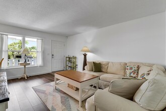 2929 SE Ocean Blvd, Unit 9 in Stuart, FL - Building Photo - Building Photo