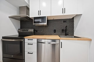3401 Timmons Ln in Houston, TX - Building Photo - Building Photo
