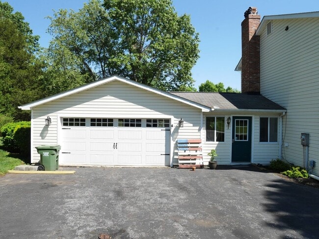2315 Sandel Ln in Westminster, MD - Building Photo - Building Photo