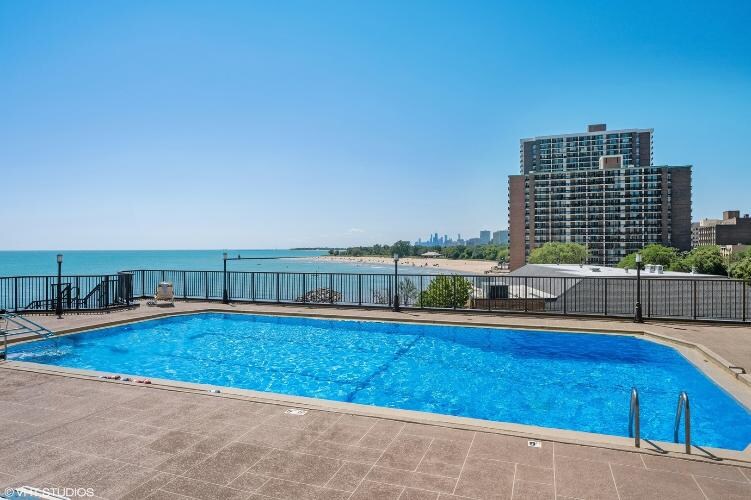 6007 N Sheridan Rd in Chicago, IL - Building Photo