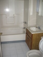 46 Emerson Ave, Unit 1st Floor in Utica, NY - Foto de edificio - Building Photo