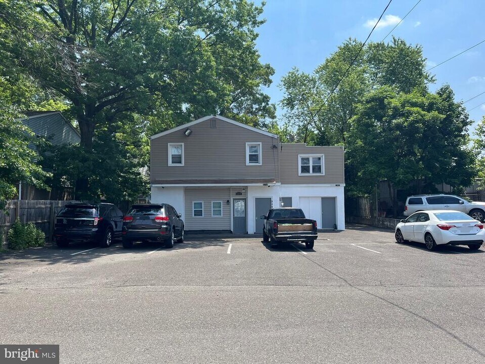 329 Birch Ave in Horsham, PA - Building Photo