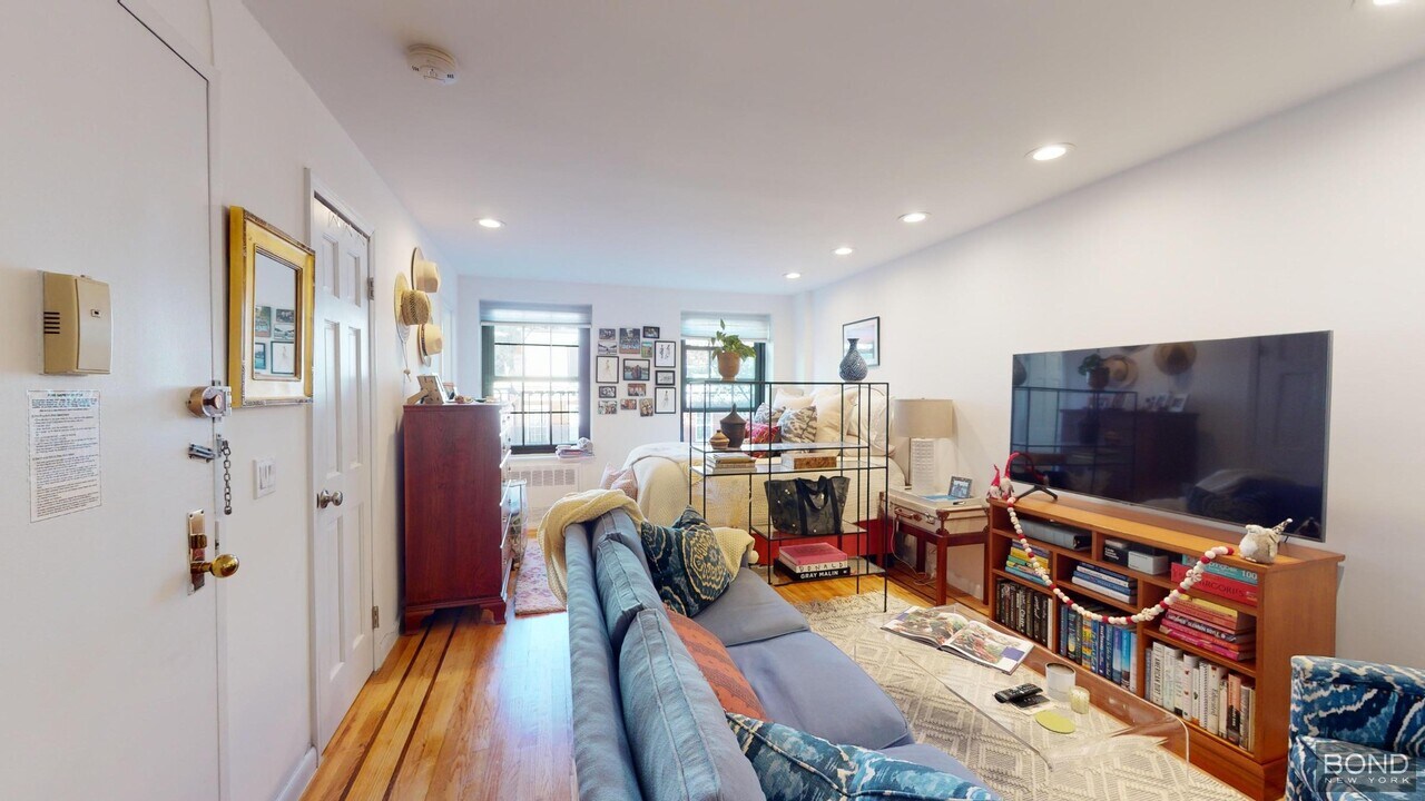 30 Charlton St in New York, NY - Building Photo