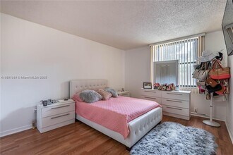 14301 N Kendall Dr in Miami, FL - Building Photo - Building Photo