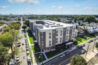 Luxury Rental With Private Parking in Elizabeth, NJ - Building Photo - Building Photo