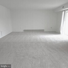 15101 Glade Dr in Silver Spring, MD - Building Photo - Building Photo