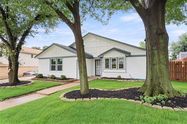 2024 Oakmeadow St in Bedford, TX - Building Photo