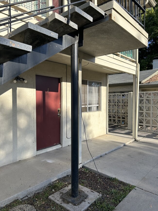 120 E Fairmont Ave
