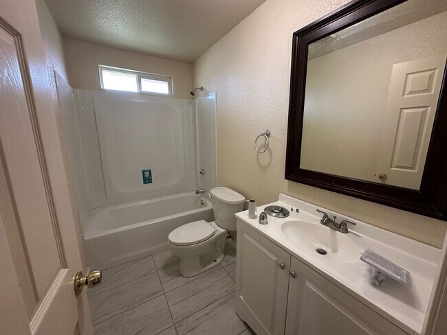 1033 S Windsor Ave in Stockton, CA - Building Photo - Building Photo