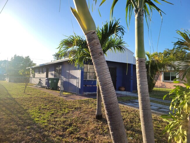 1938 NW 2nd Ct in Miami, FL - Building Photo - Building Photo