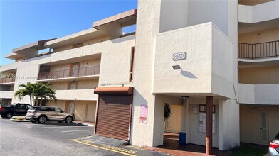 8850 Fontainebleau Blvd in Miami, FL - Building Photo - Building Photo