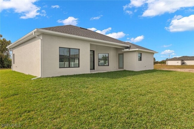 327 NW 17th Terrace in Cape Coral, FL - Foto de edificio - Building Photo