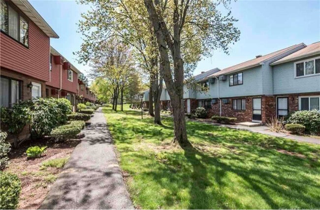 132 Churchill Dr in Newington, CT - Building Photo - Building Photo