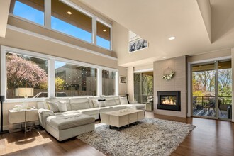 114 Slater St in Kirkland, WA - Foto de edificio - Building Photo