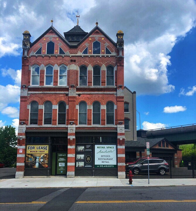 123 E Willow St in Syracuse, NY - Building Photo