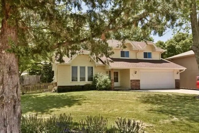 property at 201 W Gold Coast Rd