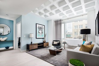 42-15 Crescent St-Unit -202-H in Queens, NY - Building Photo - Building Photo