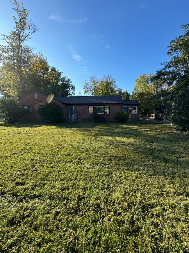 1403 W Hendrickson St in Marion, IL - Building Photo - Building Photo