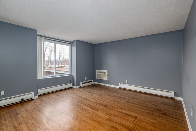 Greenfield Manor in Detroit, MI - Building Photo - Interior Photo