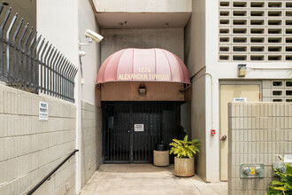 Alexander Towers in Honolulu, HI - Building Photo - Building Photo