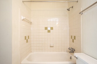 Arlington Arms in Toledo, OH - Building Photo - Interior Photo