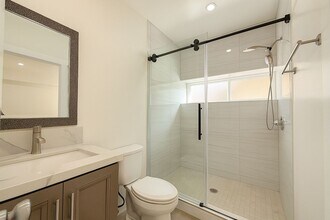 5244 Whitsett Ave in Los Angeles, CA - Foto de edificio - Building Photo