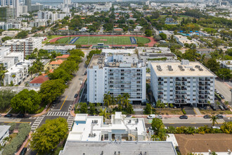 The Park Gardens in Miami Beach, FL - Building Photo - Building Photo