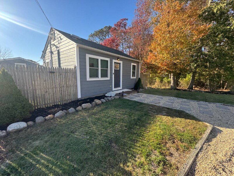 28 Sheridan Dr in Shirley, NY - Building Photo