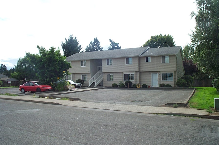 Knott Street Apartments in Canby, OR - Building Photo