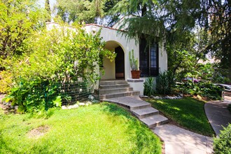 399 N Baldwin Ave in Sierra Madre, CA - Foto de edificio - Building Photo