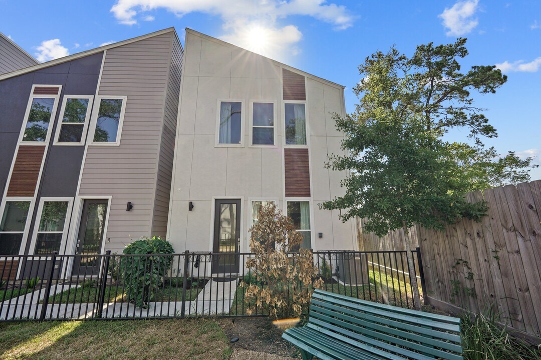 594 Janisch Rd in Houston, TX - Building Photo