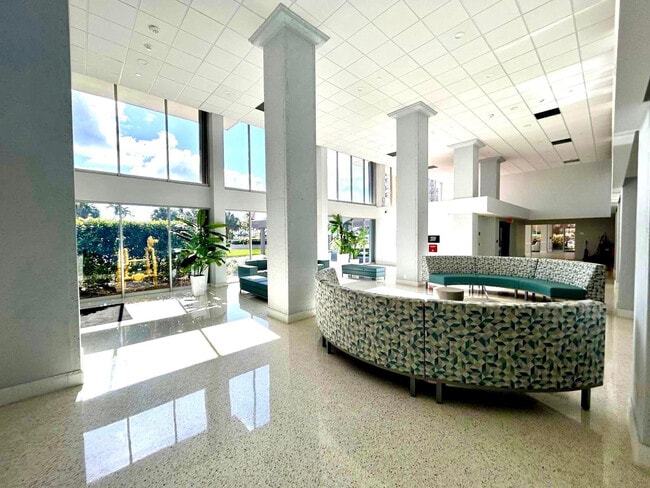 405 N Ocean Blvd in Pompano Beach, FL - Building Photo - Building Photo