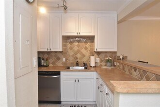 3700 S Osprey Ave, Unit 315 in Sarasota, FL - Building Photo - Building Photo