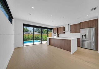 2710 SW 34th Ave in Miami, FL - Building Photo - Building Photo