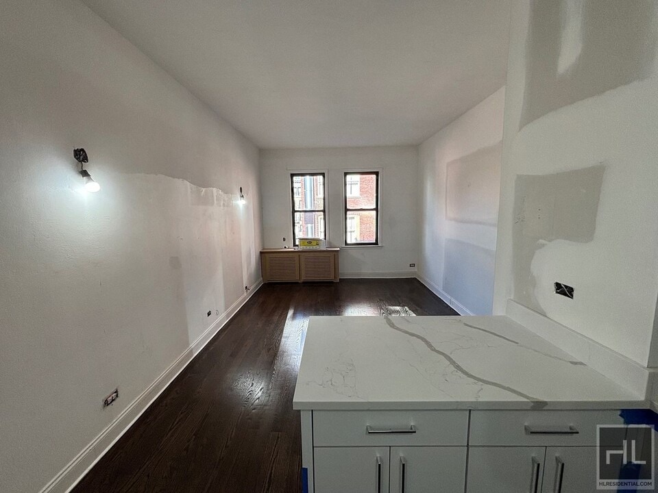 235 W 22nd St in New York, NY - Building Photo