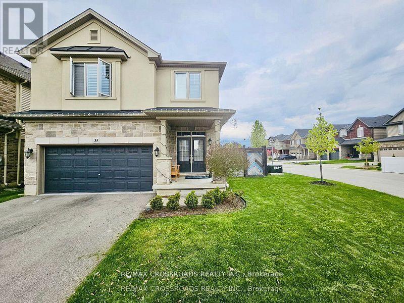 35 Cutts Cres in Hamilton, ON - Building Photo