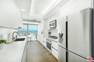 13600 Marina Pointe Dr in Marina Del Rey, CA - Building Photo - Building Photo
