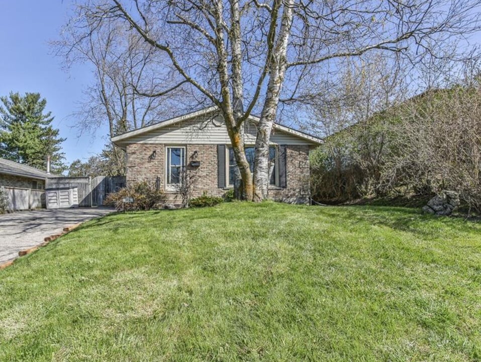 319 Albert St in Woodstock, ON - Building Photo