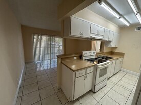 4401 Treehouse Ln in Tamarac, FL - Building Photo