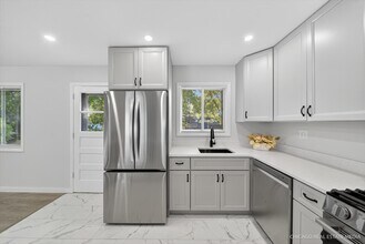 2211 Birchwood Pkwy in Woodridge, IL - Building Photo - Building Photo