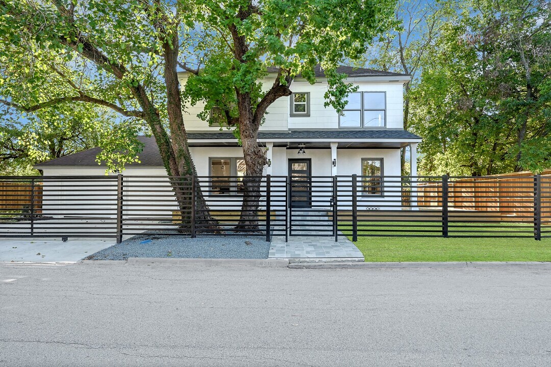6211 Culberson St in Houston, TX - Building Photo