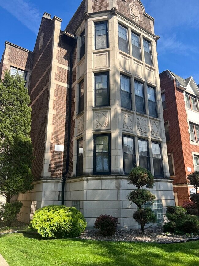 6815 S Crandon Ave in Chicago, IL - Building Photo - Building Photo